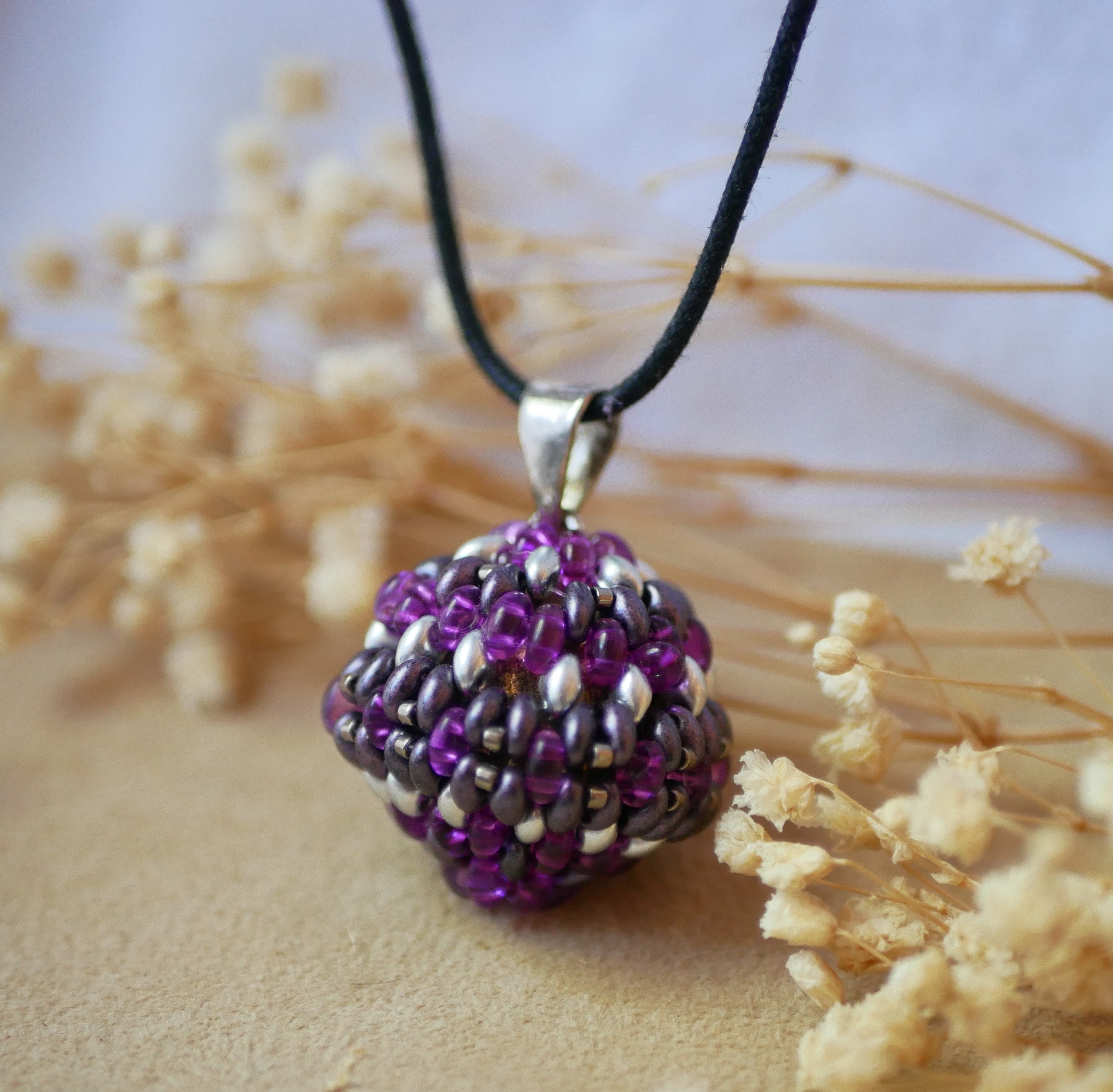 Bijou pendentif Bola de grossesse en perles coloris violet