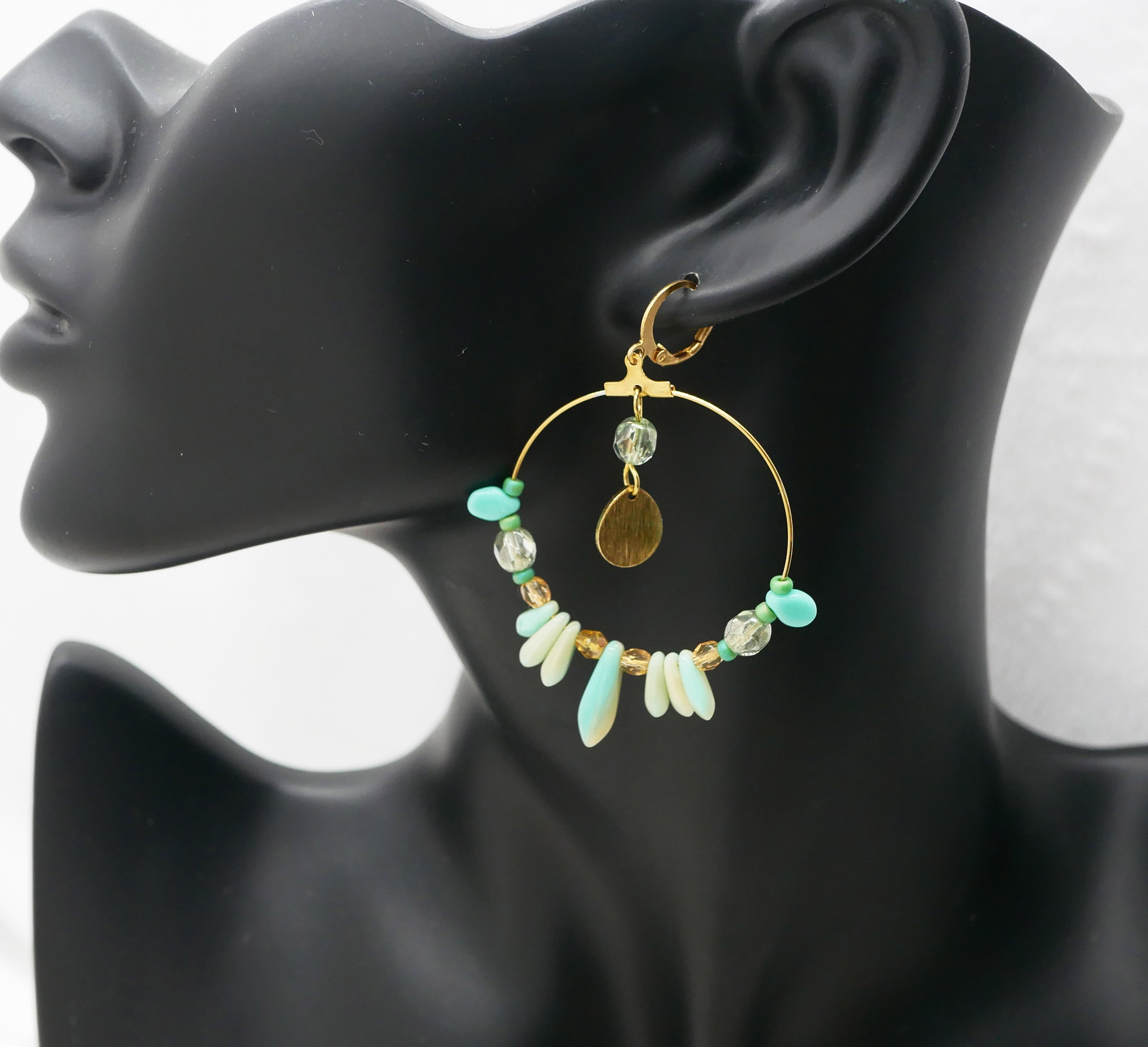 Boucles d'oreilles grandes créoles dorées perles turquoise vert d'eau