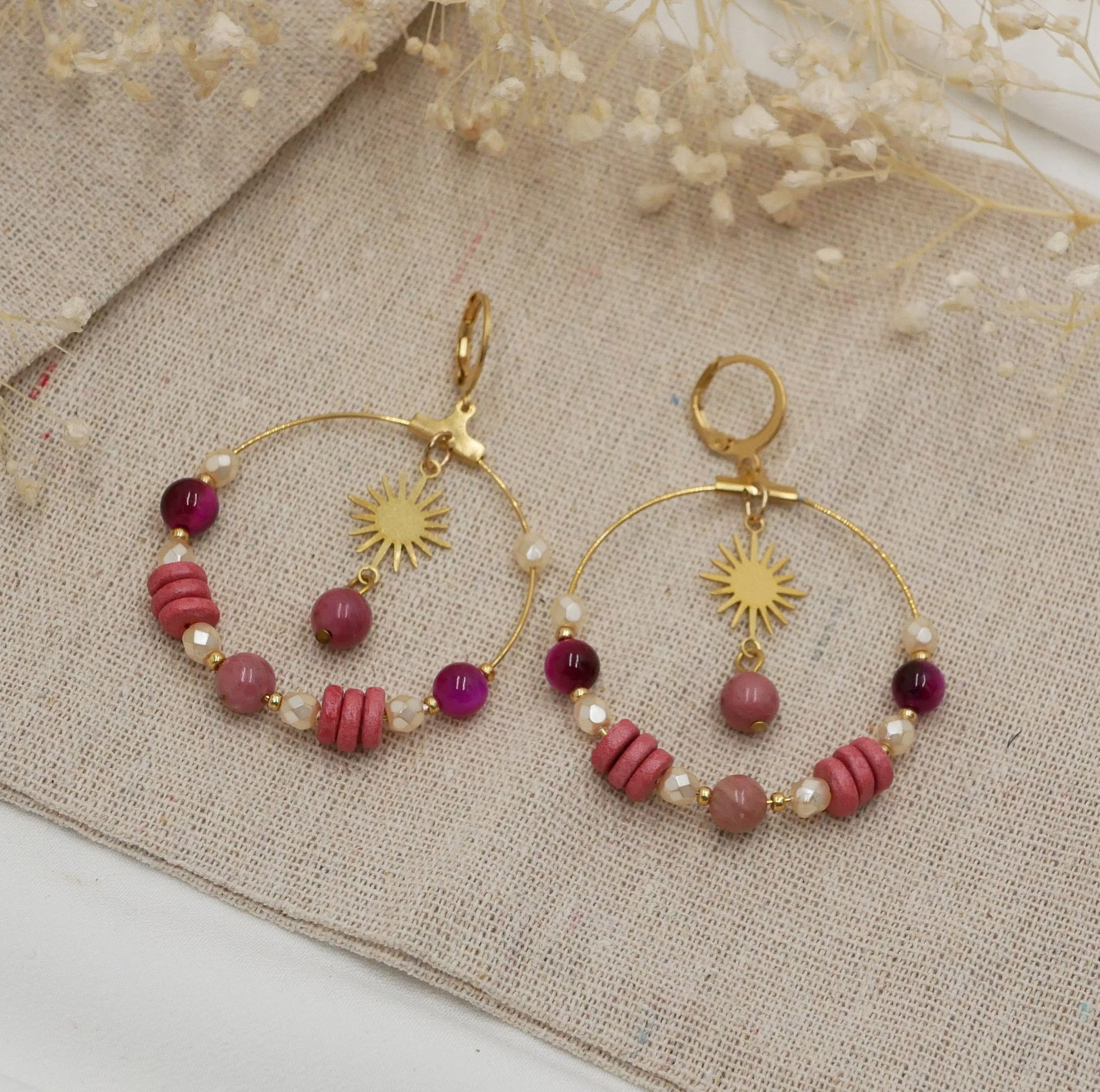 Boucles d'oreilles grandes cr&eacute;oles dor&eacute;es perles roses et blanc nacr&eacute;