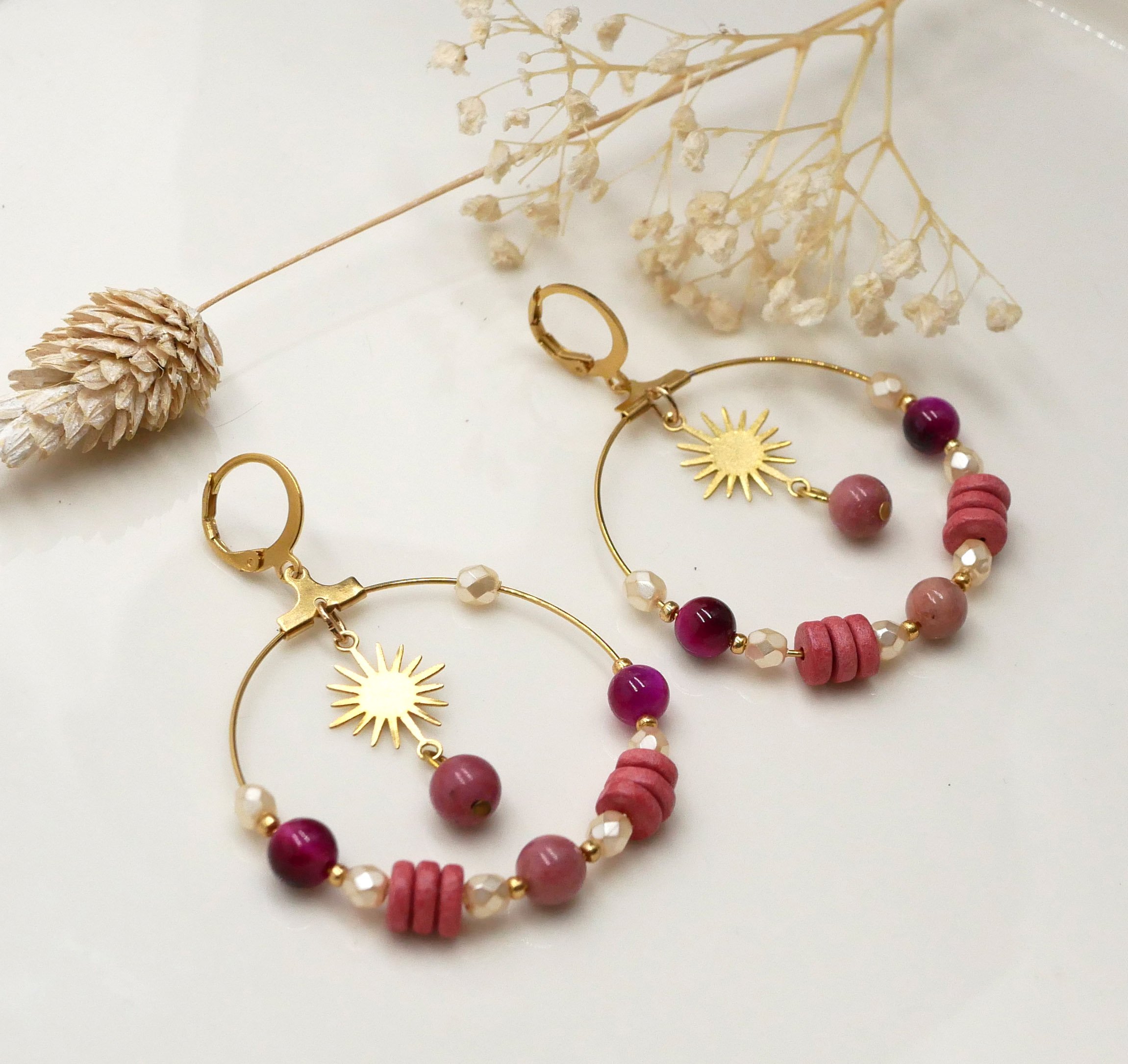 Boucles d'oreilles grandes cr&eacute;oles dor&eacute;es perles roses et blanc nacr&eacute;