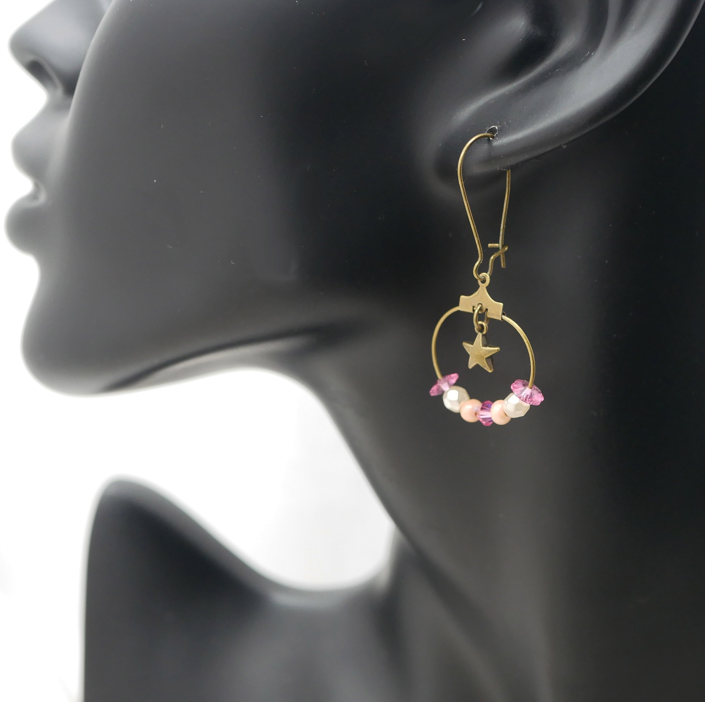 Boucles d'oreilles petites cr&eacute;oles laiton aux perles rose et p&ecirc;che