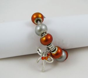 Silbernes Armband mit orangefarbenen Perlen und Schleife