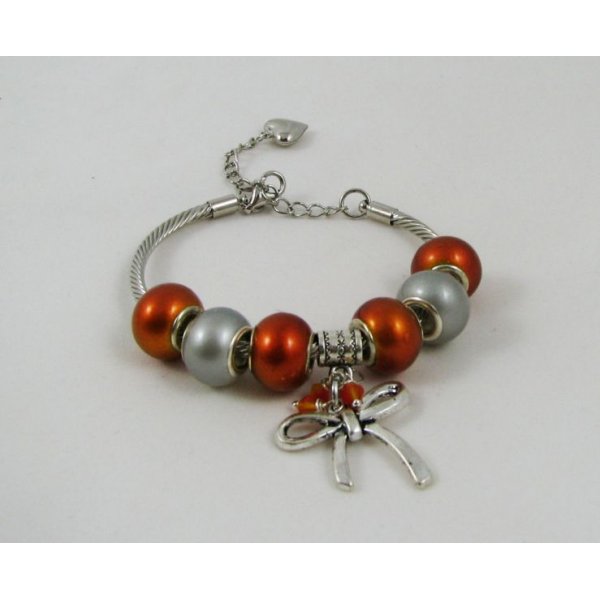 Silbernes Armband mit orangefarbenen Perlen und Schleife