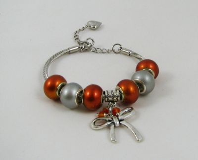 Silbernes Armband mit orangefarbenen Perlen und Schleife