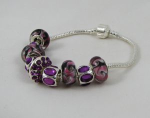 Silbernes Armband mit violetten Perlen und Strasssteinen