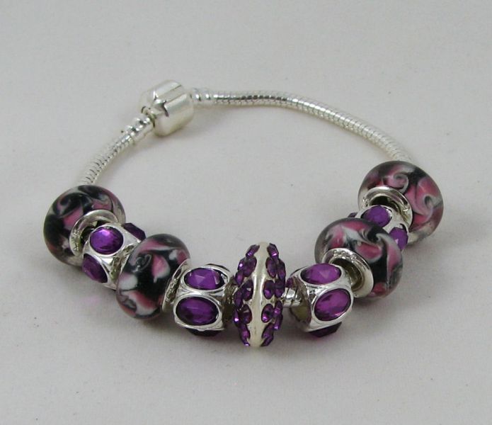 Silbernes Armband mit violetten Perlen und Strasssteinen