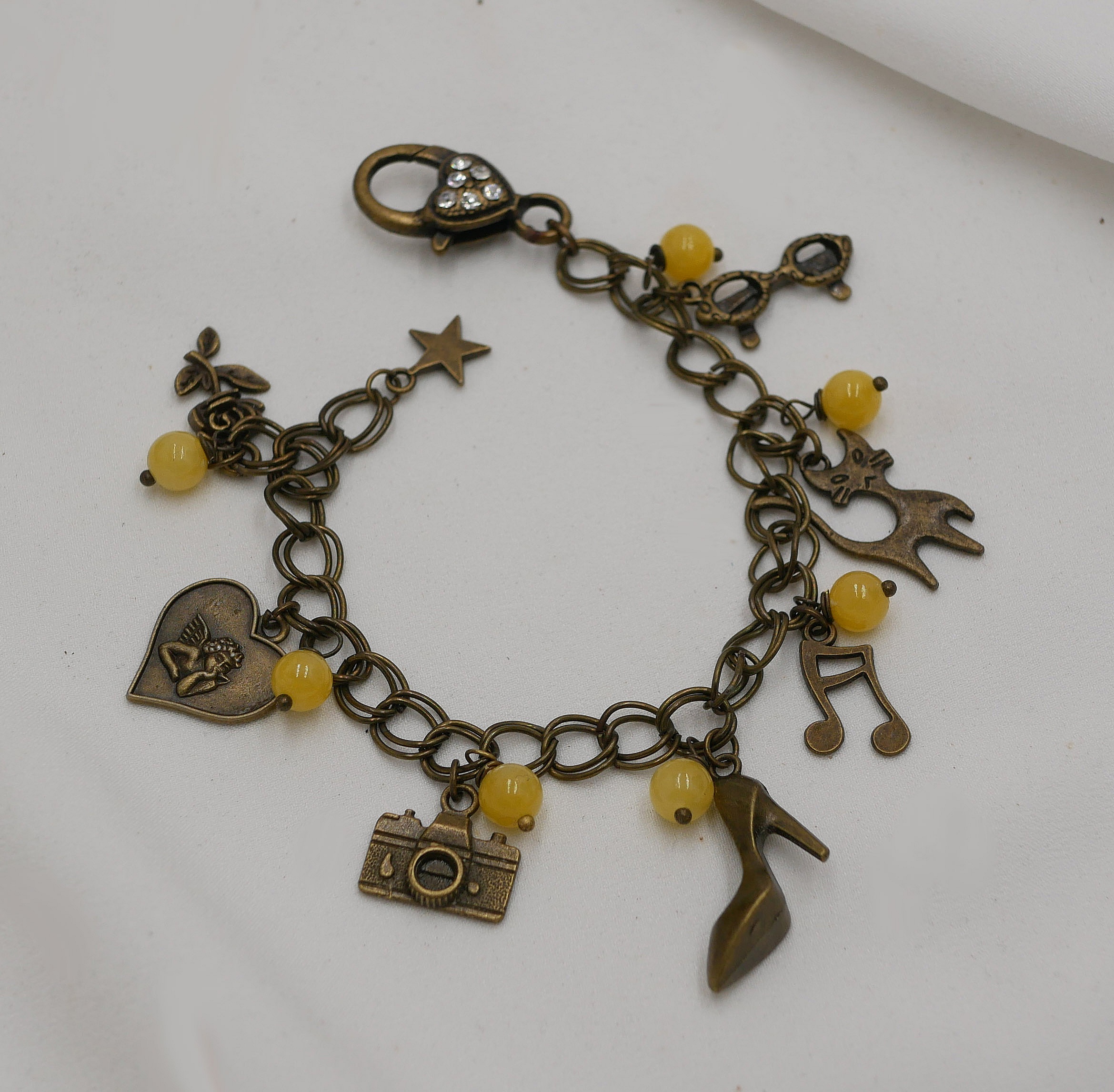 Bracelet aux breloques et perles jaunes sur cha&icirc;ne aux larges anneaux doubles