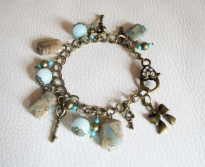 Bracelet chaîne bronze breloques clefs et pierre turquoise