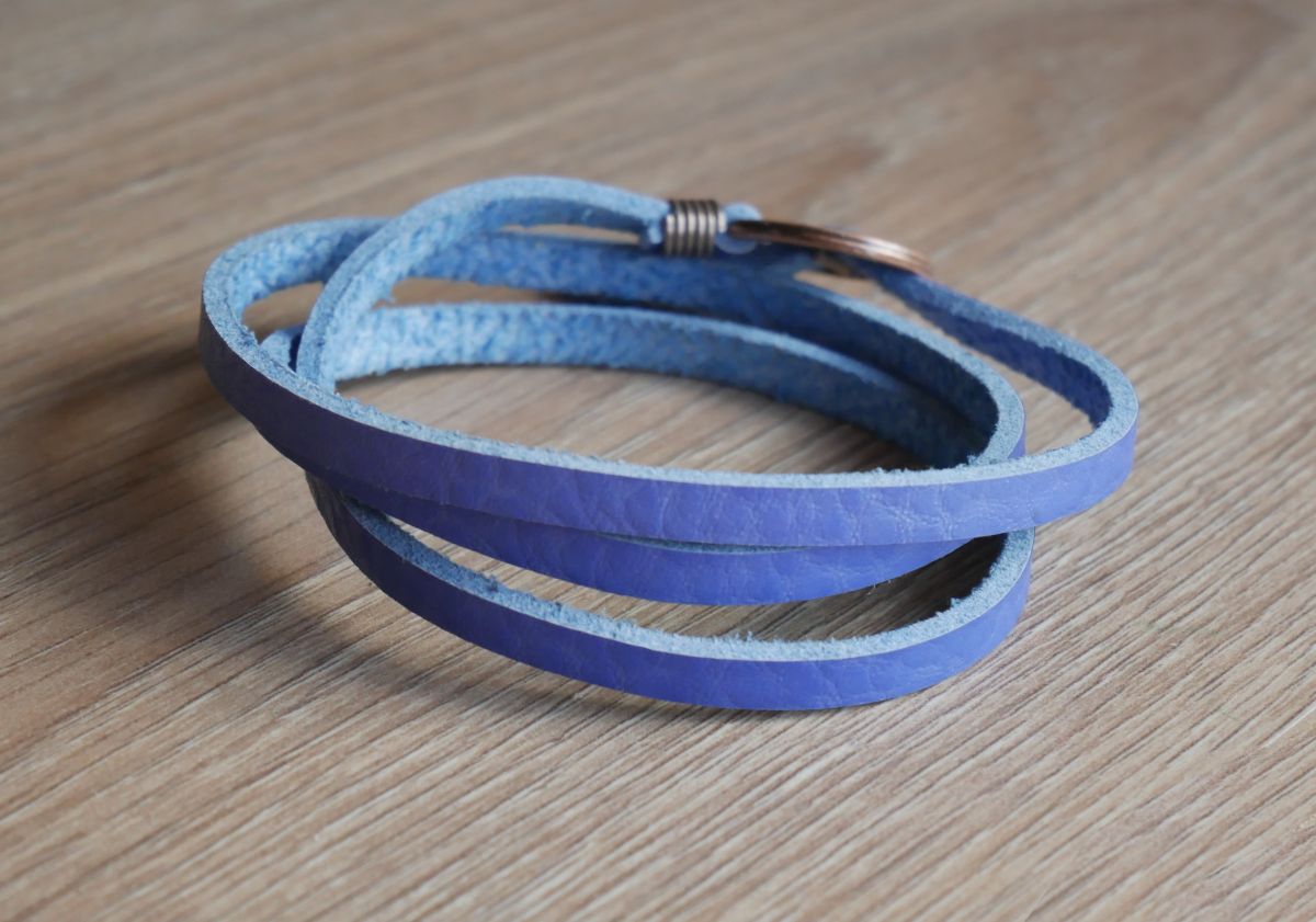 Feines blaues Lederarmband mit verstellbarer Dreifach-Runde