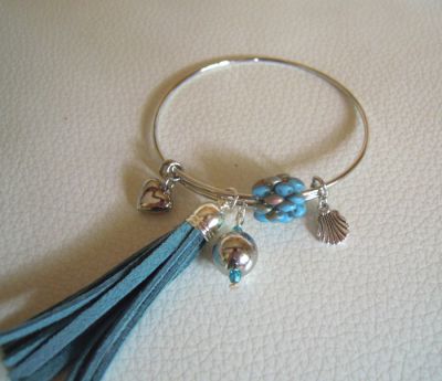 Bracelet jonc perles et pompon bleu sarcelle