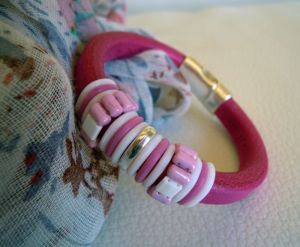 Regaliz-Lederarmband mit rosa Perlen