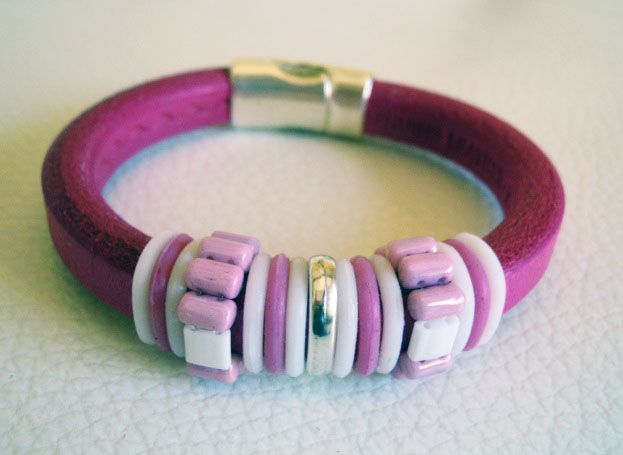 Regaliz-Lederarmband mit rosa Perlen