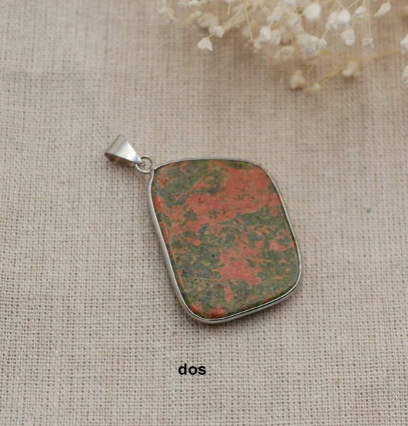 Cabochon-Anh&auml;nger mit Unakit-Steinbesatz 