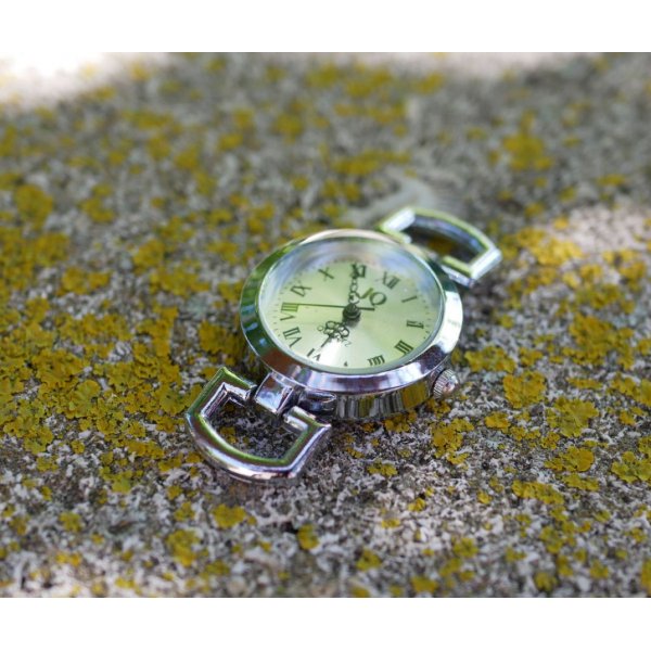 Versilbertes Uhrenzifferblatt im Vintage-Stil