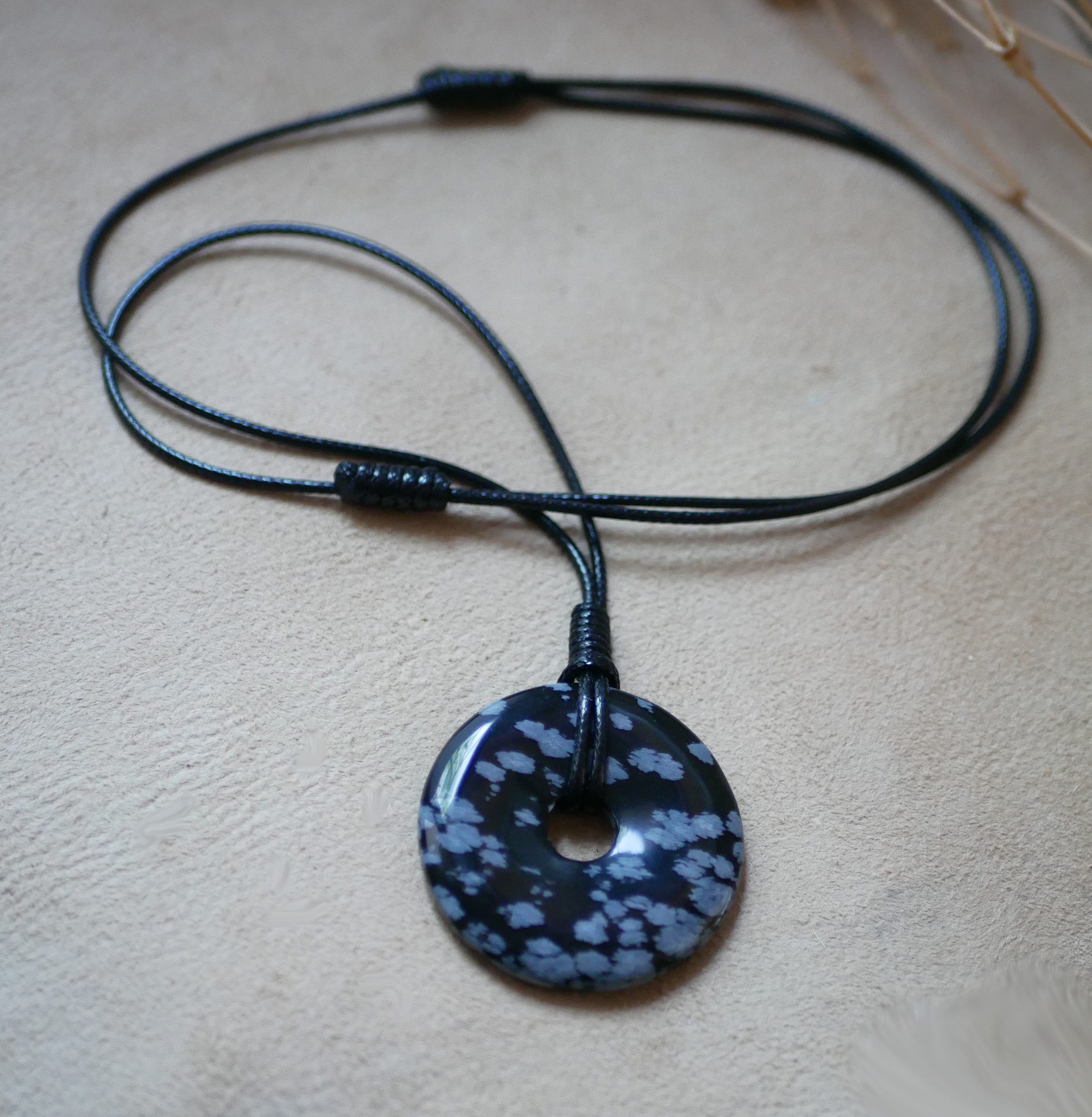 Collier donut pierre d'obsidienne sur cordon cuir noir ajustable