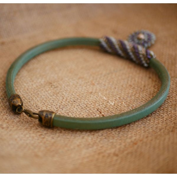 Halskette mit Lederanh&auml;nger Regaliz Perlen Violett/Gr&uuml;n