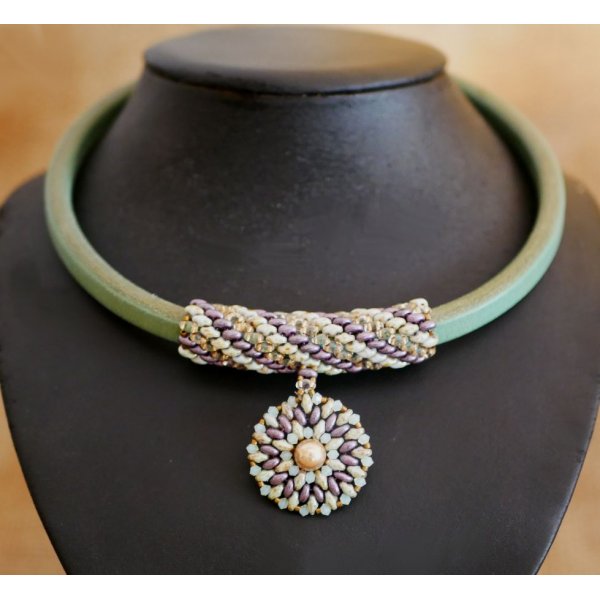 Halskette mit Lederanh&auml;nger Regaliz Perlen Violett/Gr&uuml;n