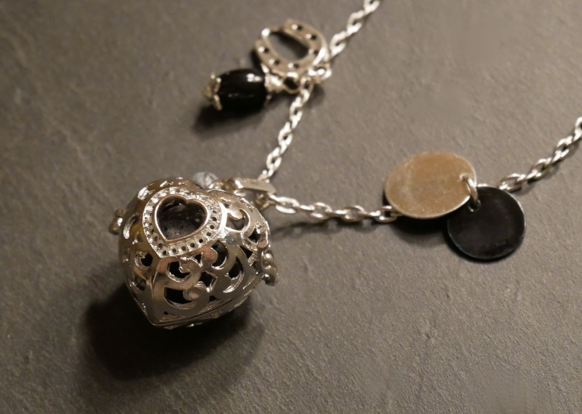 Collier pendentif diffuseur Coeur pierre de lave Noir