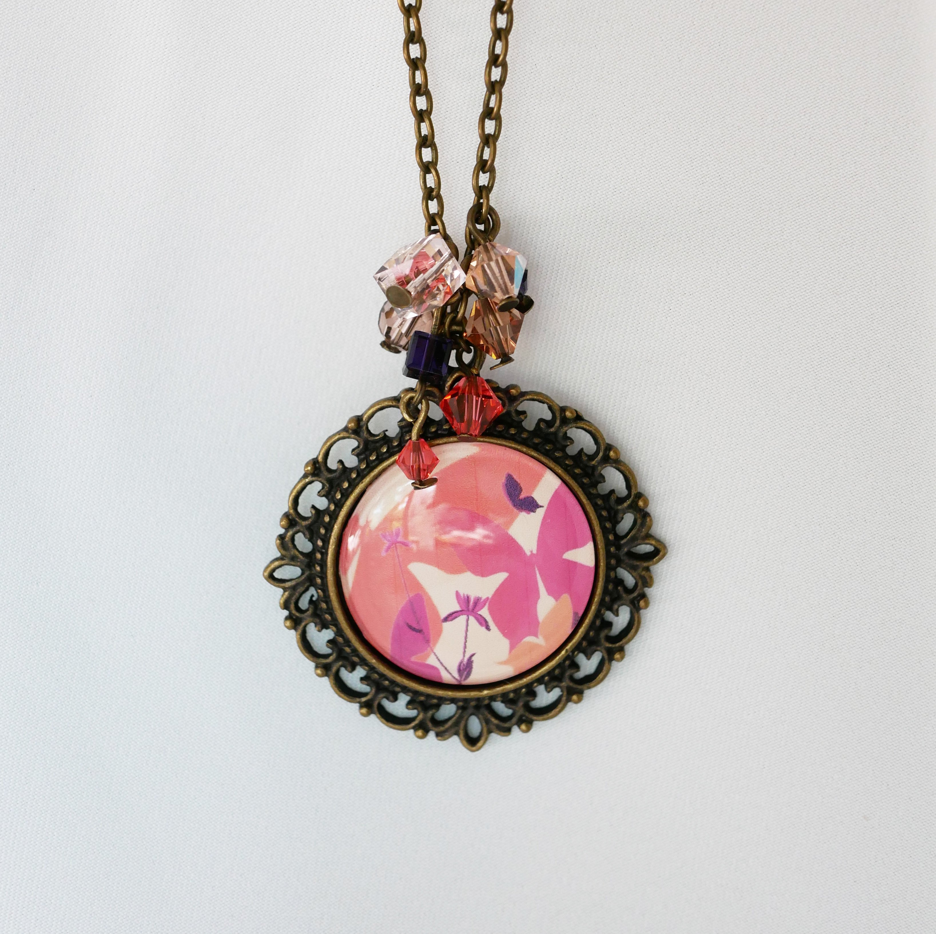 Collier au pendentif vintage et cabochon Papillons tons p&ecirc;che corail