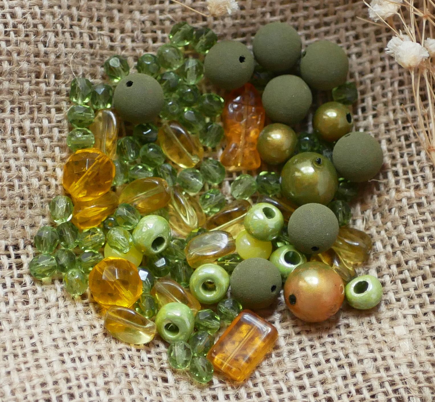 Lot de perles en verre ambre et vert anis et kaki