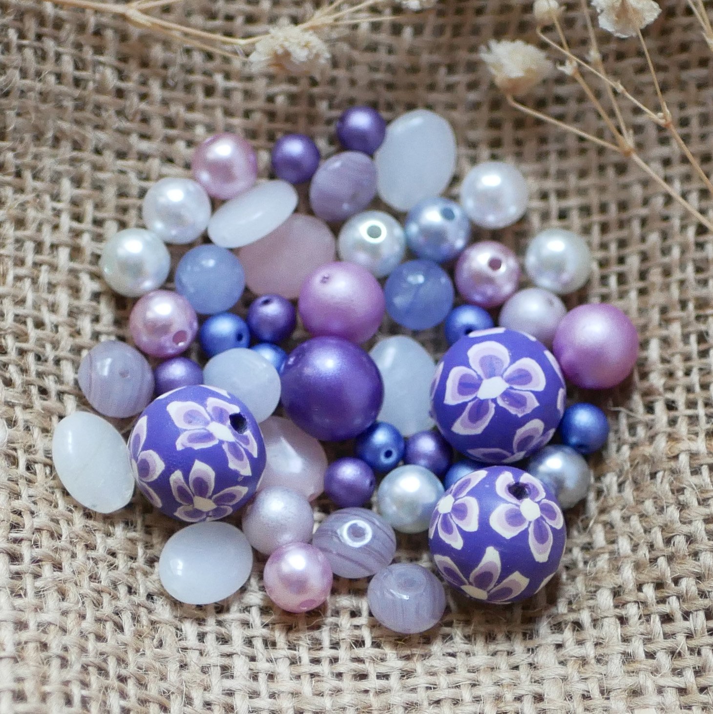 Lot de perles violet parme en verre pressé, fimo et verre nacré