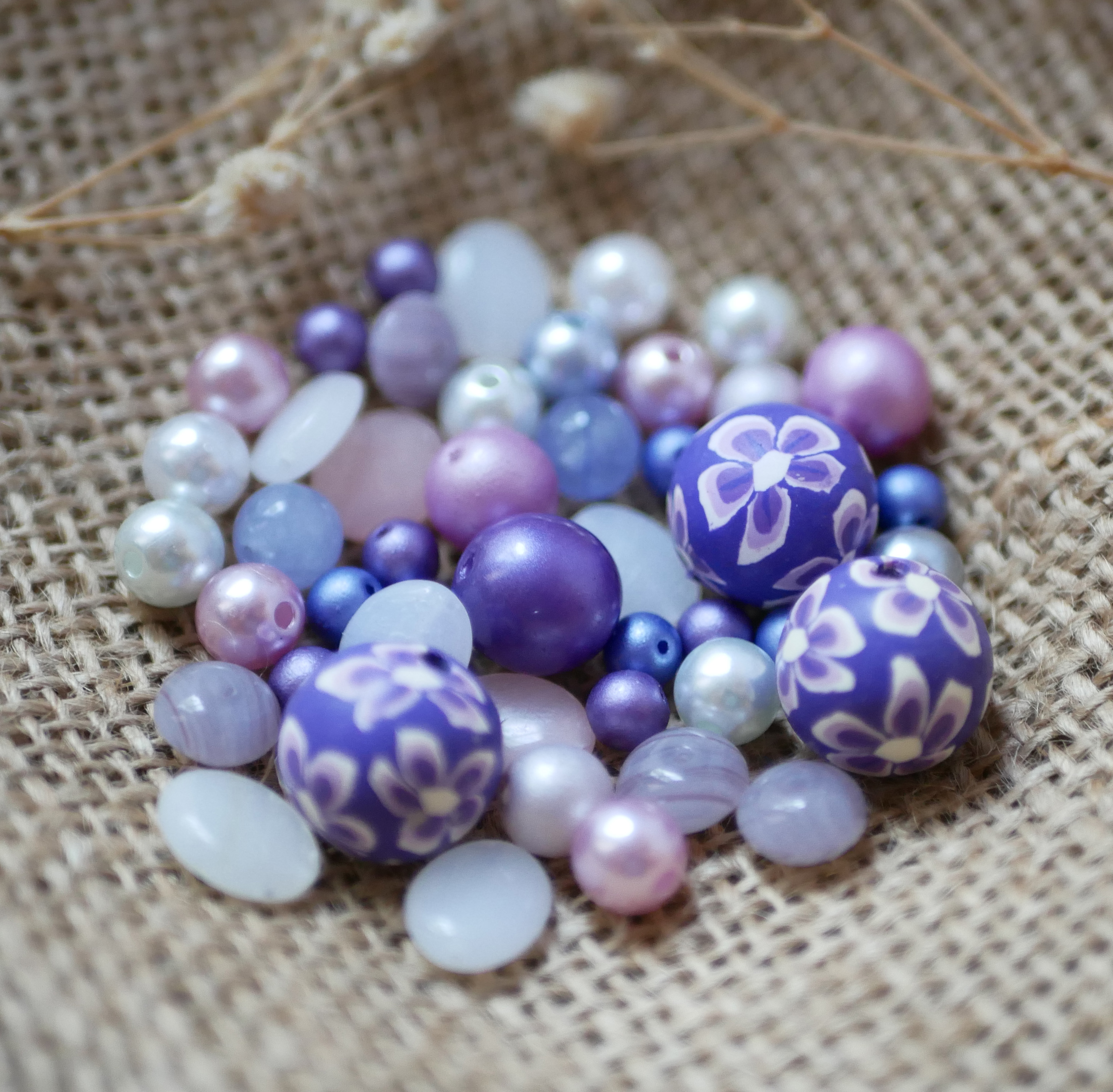 Lot de perles violet parme en verre pressé, fimo et verre nacré