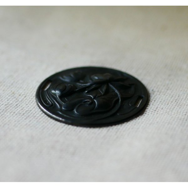 Seerosen-Medaillon mit Relief aus schwarzem Metall Seitliche Befestigungen 