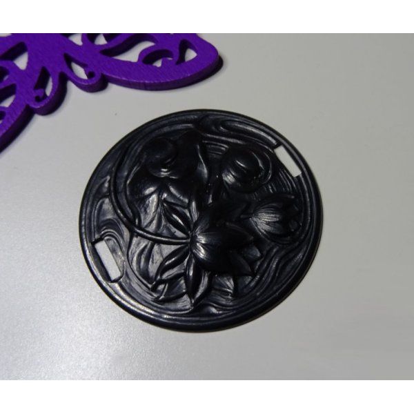 Seerosen-Medaillon mit Relief aus schwarzem Metall Seitliche Befestigungen 