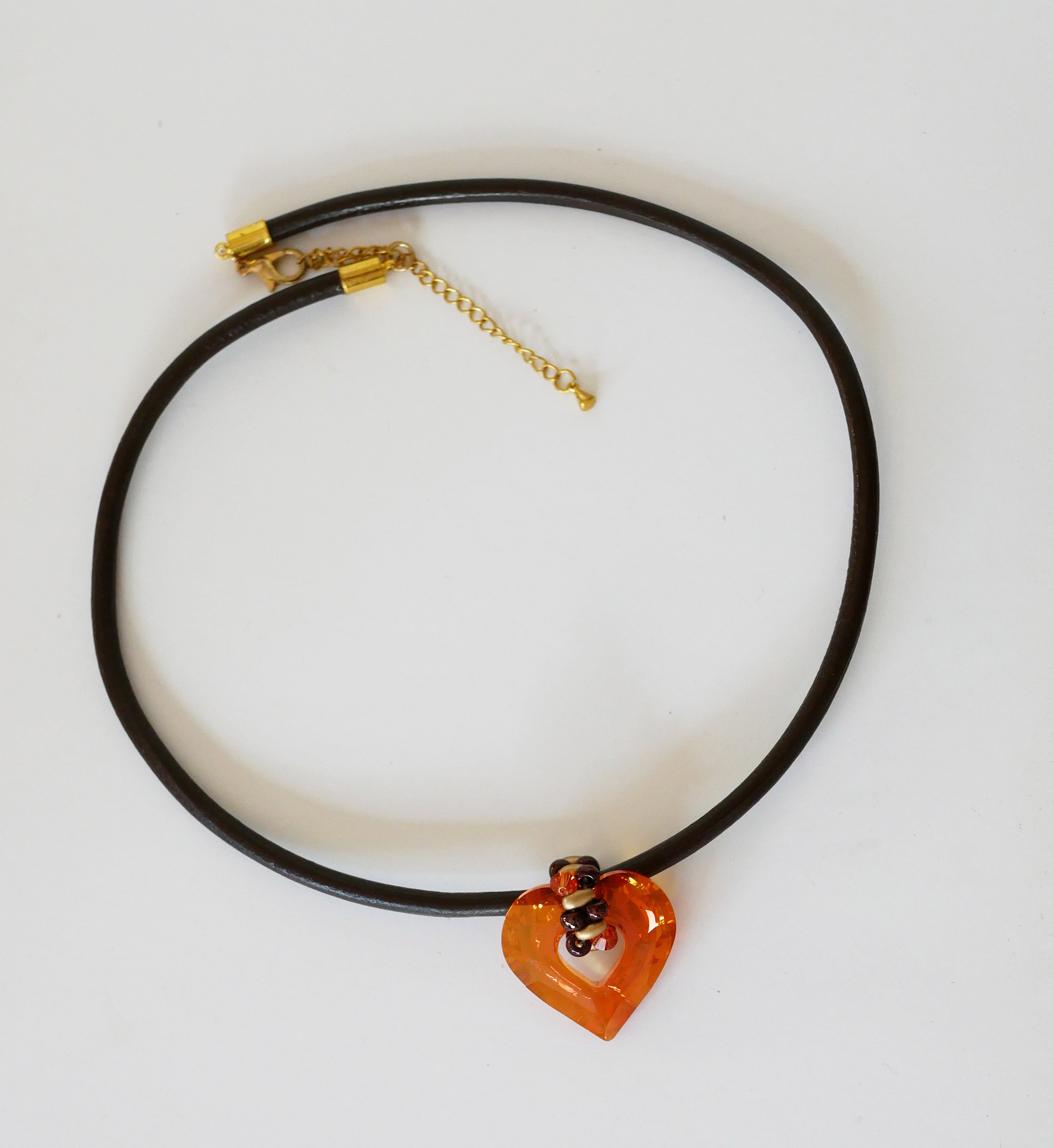 Swarovski Herzanh&auml;nger auf braunem Leder