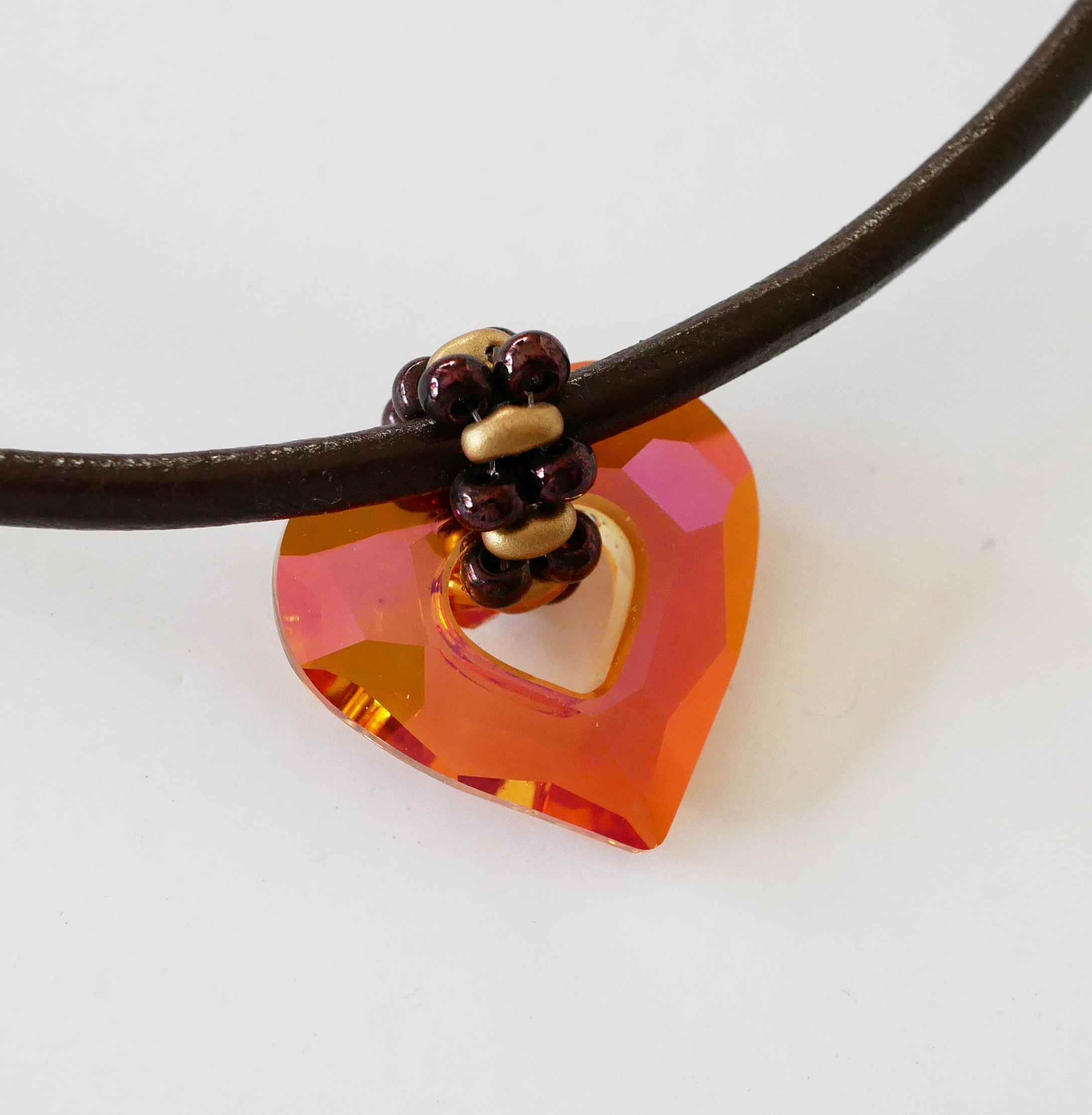 Swarovski Herzanhänger auf braunem Leder