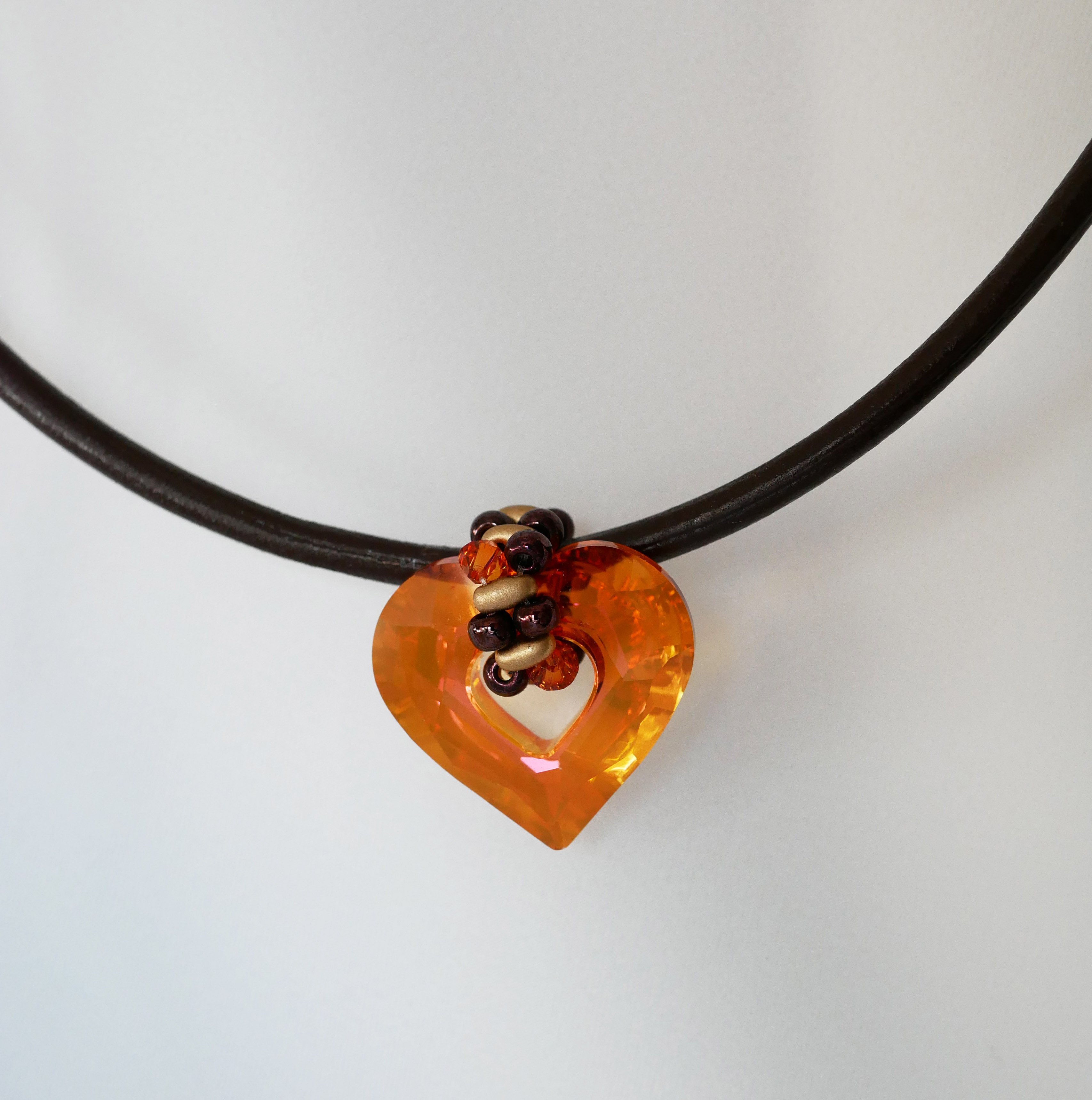 Swarovski Herzanhänger auf braunem Leder