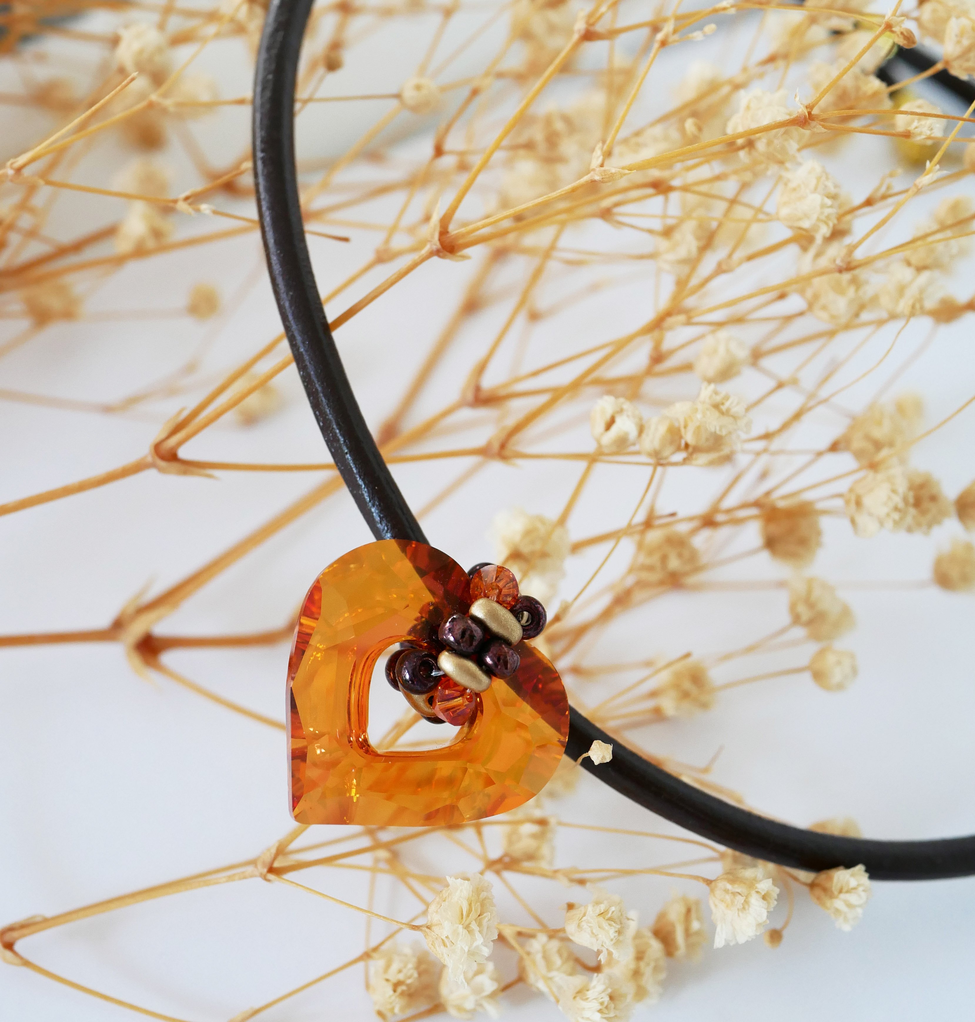 Swarovski Herzanh&auml;nger auf braunem Leder