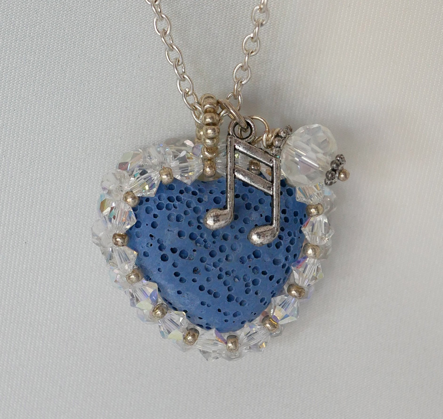 Herzanh&auml;nger Lavastein blau Diffusor an silberner Kette