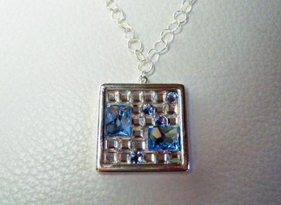 Quadratischer Medaillon-Anhänger mit Swarovski-Cabochons