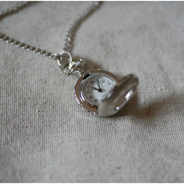 Runder versilberter Taschenuhranh&auml;nger an einer Kette