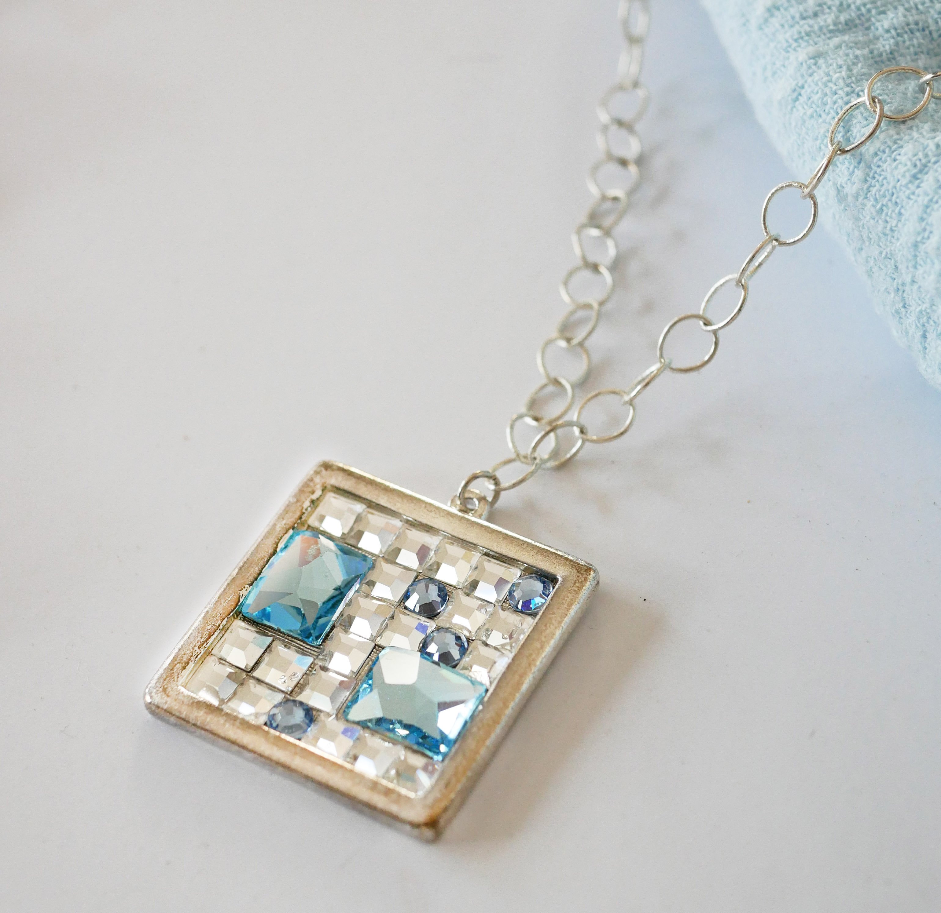 Quadratischer Medaillon-Anhänger mit Swarovski-Cabochons