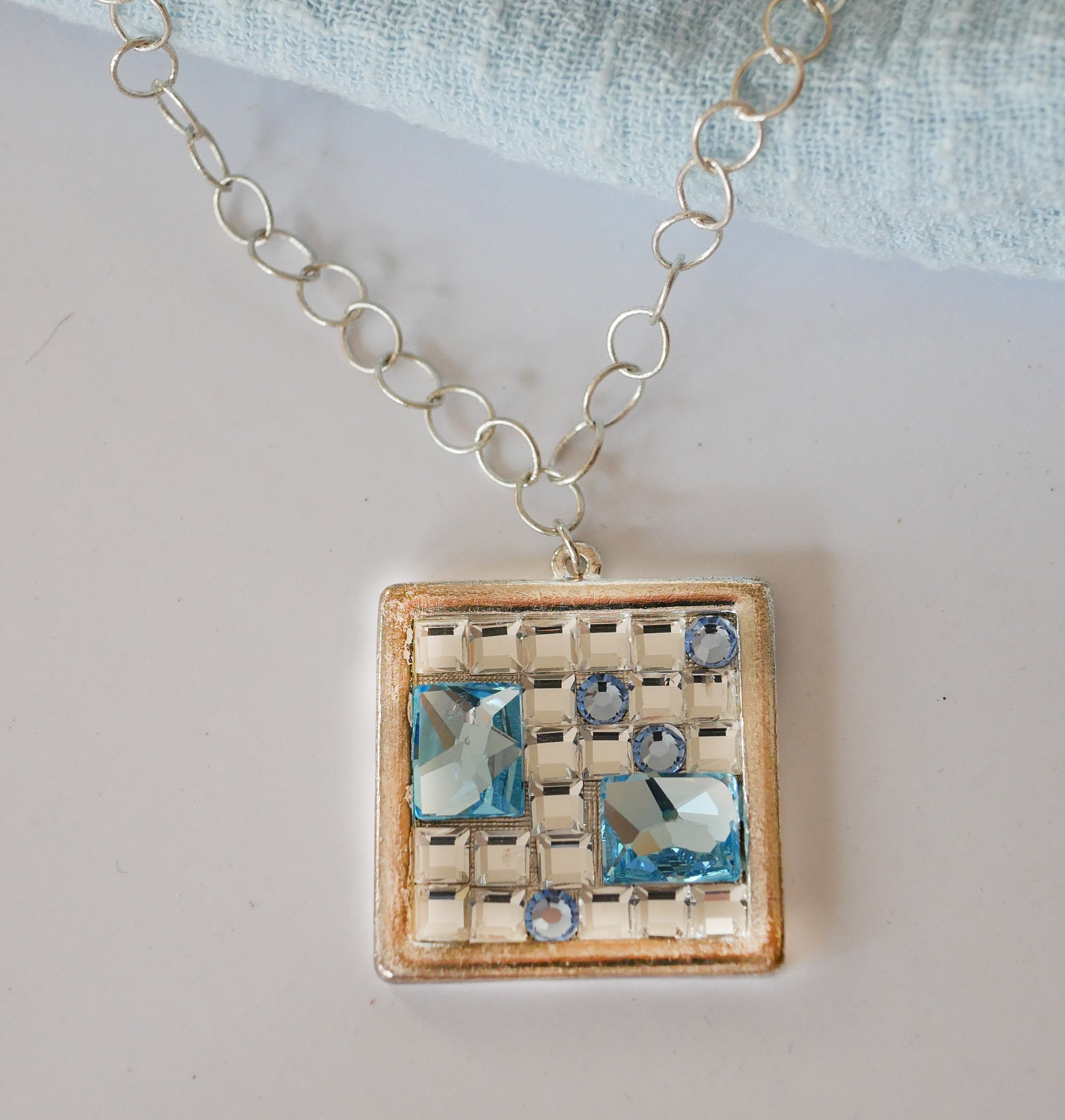 Quadratischer Medaillon-Anhänger mit Swarovski-Cabochons