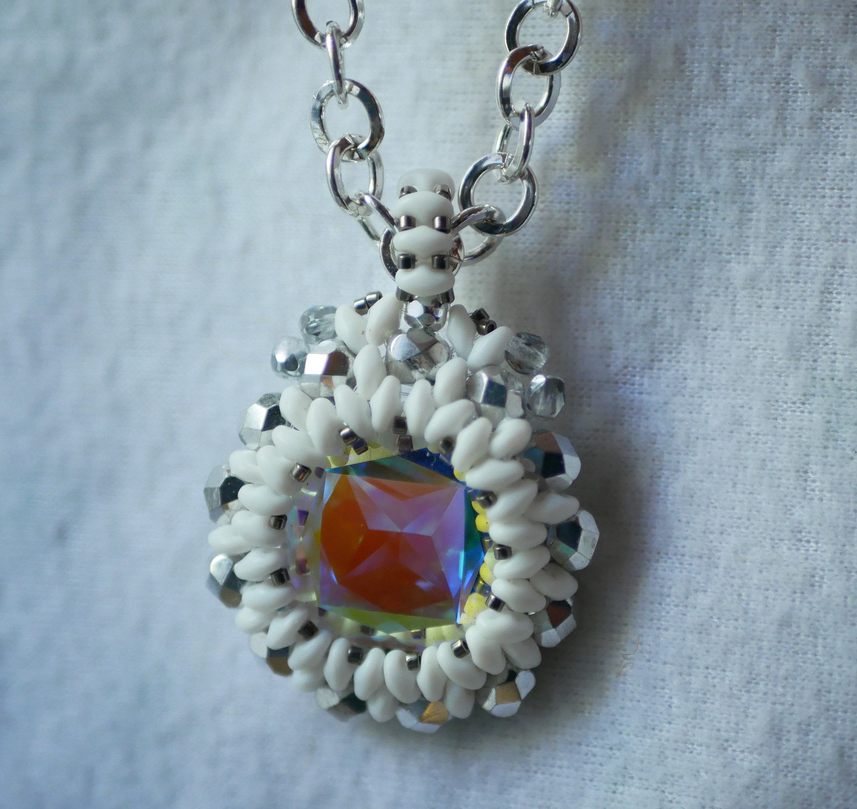 Super Duo Medaillon-Anh&auml;nger in Wei&szlig; an einer Kette