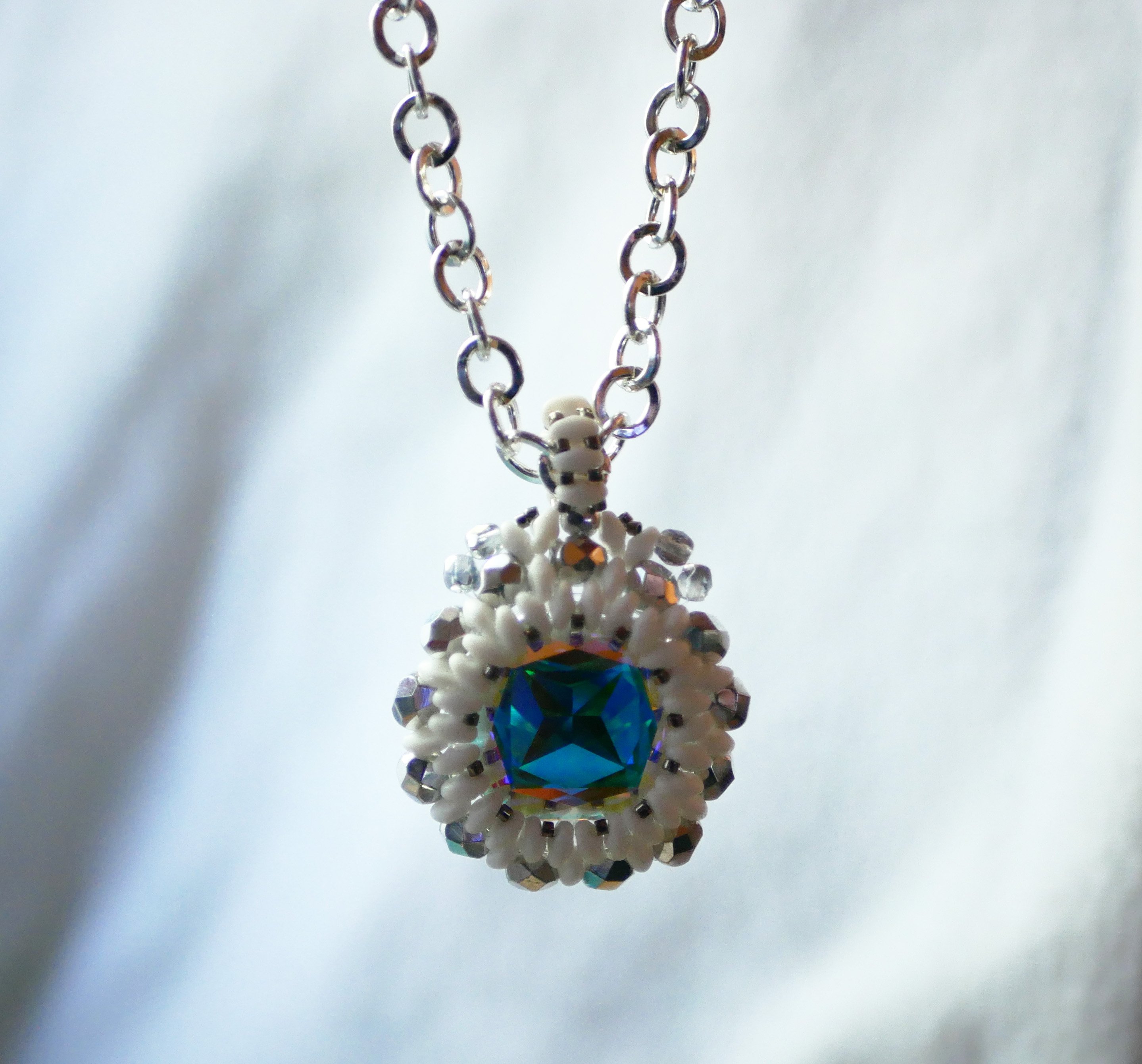 Super Duo Medaillon-Anh&auml;nger in Wei&szlig; an einer Kette