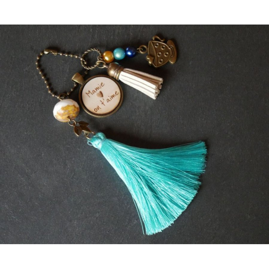 Porte-clé cabochon bois gravé pompon turquoise