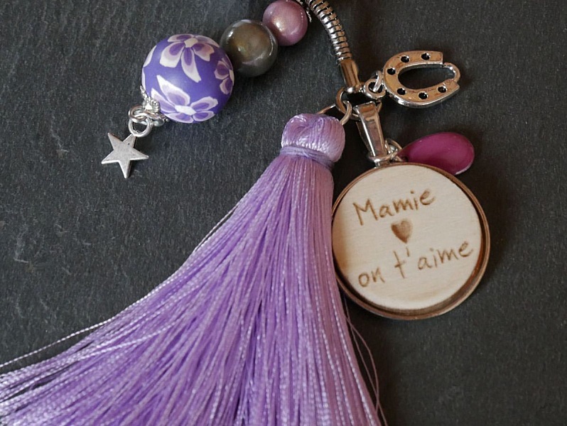 Schl&uuml;sselanh&auml;nger Cabochon Holz graviert Pompon parme