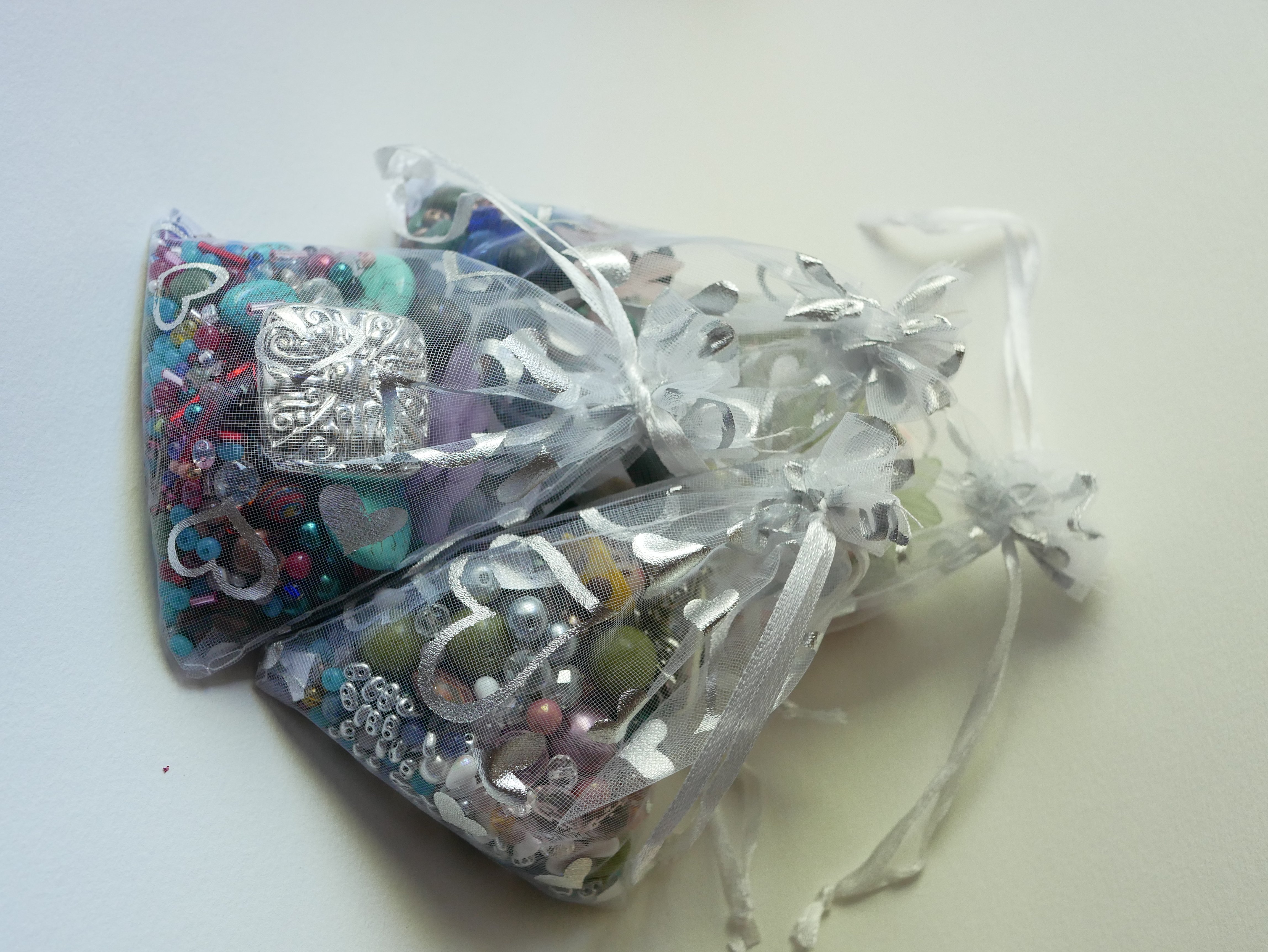 Sachet surprise de perles mixtes : 100 gr de perles verre, cristal, acrylique ou pierre gemme