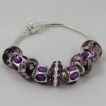 Silbernes Armband mit violetten Perlen und Strasssteinen