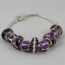Silbernes Armband mit violetten Perlen und Strasssteinen