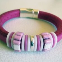 Regaliz-Lederarmband mit rosa Perlen