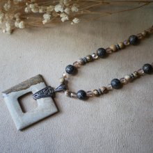Quadratische Halskette aus Jaspis und Bali-Perlen