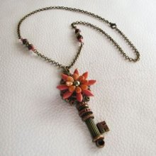 Halskette mit Schlüsselanhänger und Perlenblumen an einer Kette