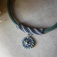 Halskette mit Lederanhänger Regaliz Perlen Violett/Grün